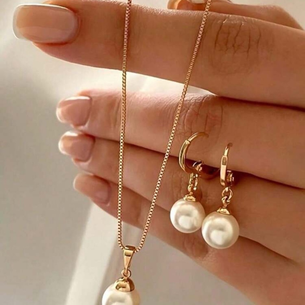 Elegant Gold and Pearl Necklace Set - Picture 7 of 7